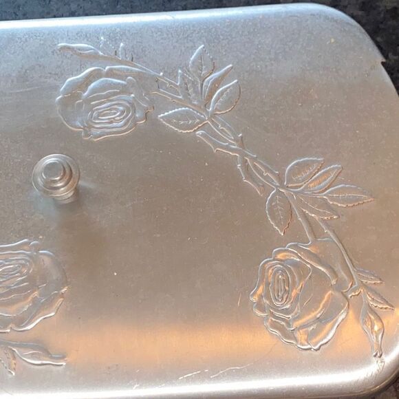 Vintage Roses Embossed Aluminum 2.5 Qt Covered Casserole - Picture 4 of 12